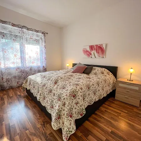 Sunnyside Apartmanhaz Apartment